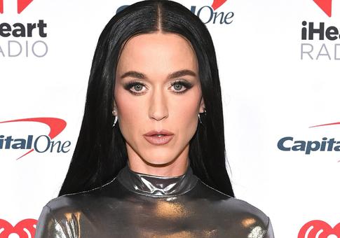 «Держись подальше»: Кэти Перри остановила концерт, чтобы отругать навязчивого фаната ее мужа