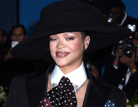 «Близнецы?»: фанаты Рианны пришли к выводу, что звезда ждет двойню