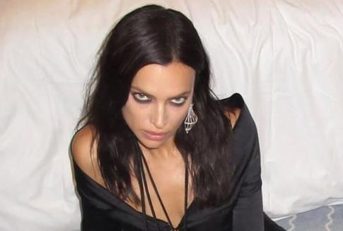 Улетевшая в Канны Ирина Шейк позировала в прозрачном наряде, показав белье