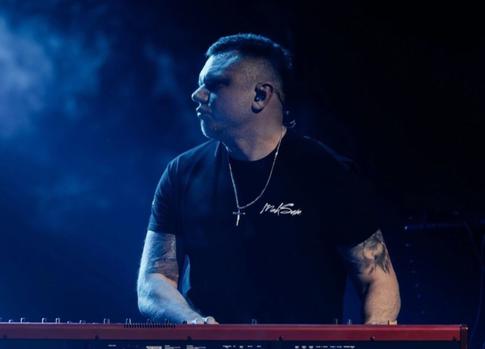 «Помолитесь за него»: клавишник группы «Ленинград» впал в кому