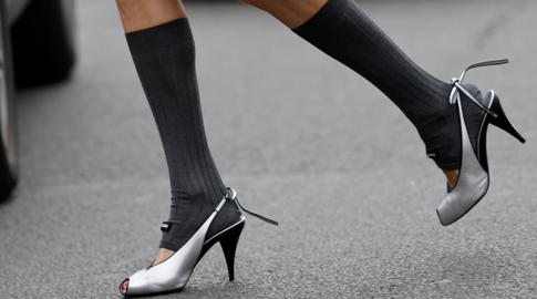 С носками, чулками и ярким педикюром: как будем носить туфли с открытым мысом