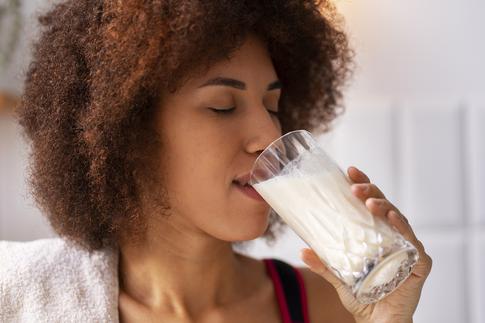 Сбросить вес и улучшить самочувствие: польза и вред «разгрузки» на кефире