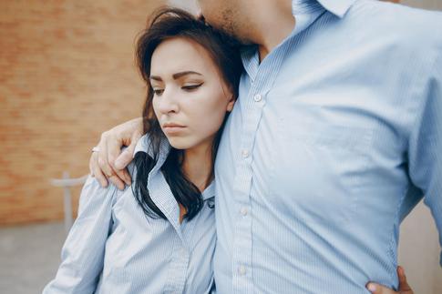 Что такое бенчинг в отношениях и почему лучше сразу выходить из такого союза