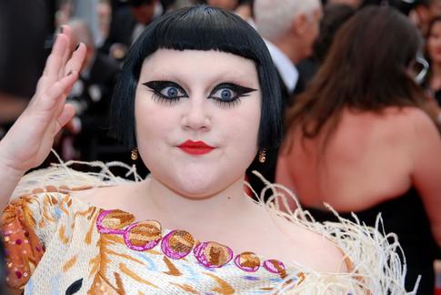 Бет Дитто покинула вечеринку в рваных колготках и без обуви