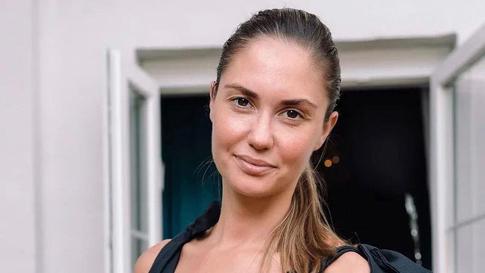 Беременная Агата Муцениеце приехала на съемки с дочкой и собакой