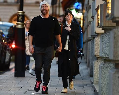 Раскрыта настоящая причина разрыва Дакоты Джонсон и вокалиста Coldplay