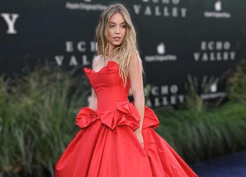 Сидни Суини показала декольте в алом платье после расставания с бойфрендом