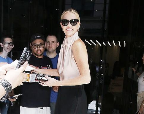 Шарлиз Терон в откровенной блузке появилась на премьере фильма