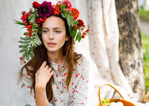 Деревенский шик: как и с чем носить «ягодные» платья и блузки этим летом