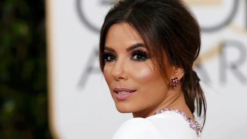 Ева Лонгория затмила подругу на ее же свадьбе: кадры с пляжа в розовом бикини