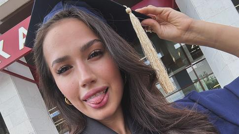 Алина Загитова покорила соцсети забавным видео с палочками для еды