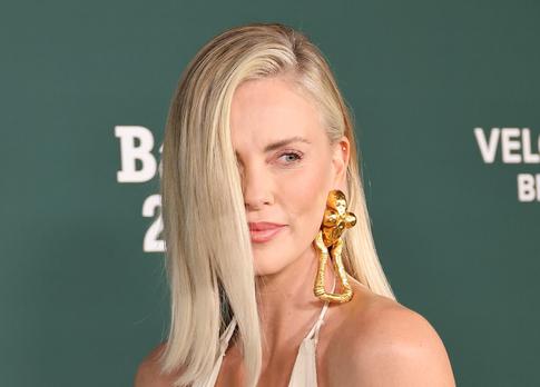 49-летняя Шарлиз Терон вышла на премьеру фильма в наряде в сетку