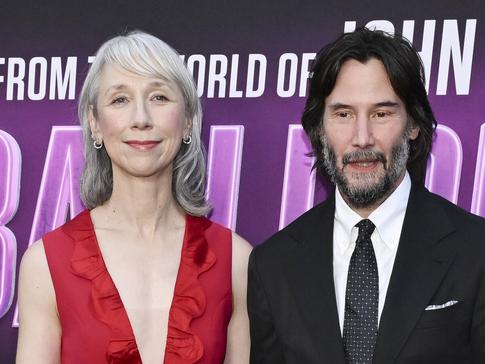 «Натянуто и неловко»: в Сети усомнились в искренности чувств Киану Ривза и его избранницы