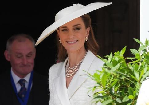 Кейт Миддлтон появилась в белом костюме и жемчужных бусах на церемонии Ордена Подвязки