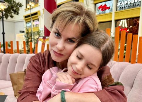 «Оторвались»: мать Харламова свозила внучку от Асмус на аттракционы