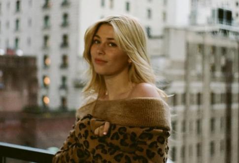 «Воздушные шары»: дочь Клаудии Шиффер смутила соцсети пышной грудью