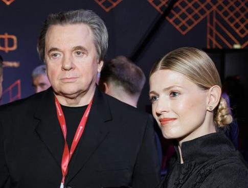 Константин Эрнст вышел в свет с 37-летней женой-актрисой