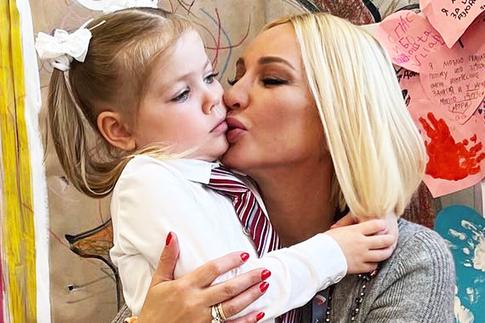 Лера Кудрявцева поделилась трогательными кадрами с выпускного дочери