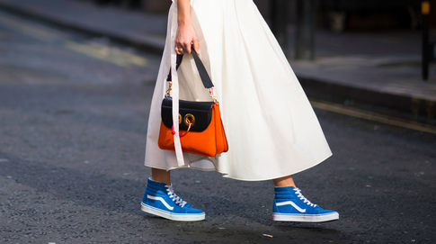 Три полоски на кедах под теплым дождем: как вписать спортивную обувь в летний образ