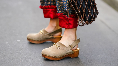 Сандалии, мюли и сабо из 90-х: как вписать этот ретро-шик в актуальный летний образ