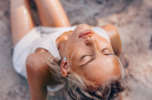 Скраб после загара и другие неочевидные советы косметолога по летнему уходу за телом