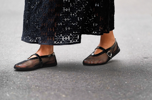 Балетки в сеточку опять на пике: как вписать их в летний гардероб, советы стилиста