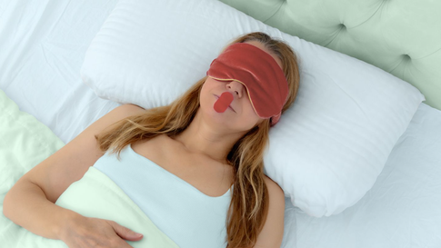 Рот на замок: почему некоторые заклеивают губы тейпом перед сном — и чем это вредно