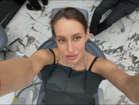 Беременная невеста Тимати сняла брекеты и гордится естественной улыбкой