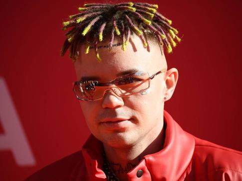 Элджей необычно «признался в любви»: рэпер удивил поклонников провокационным жестом