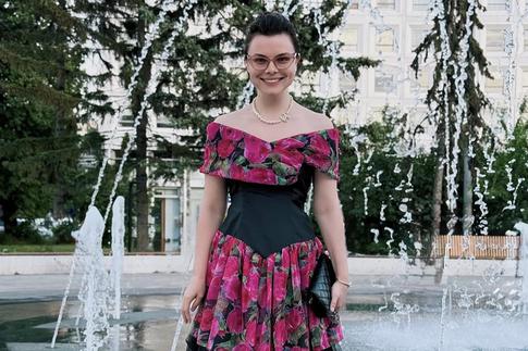 Татьяна Брухунова удивила молодежным образом в винтажном платье