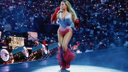 Бейонсе выбрала костюм в цветах российского флага для концерта