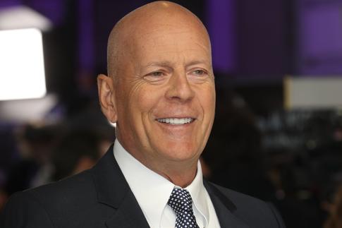 Назло всем прогнозам: Брюс Уиллис показал, как тренируется во дворе своего дома