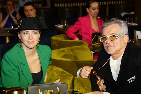 «Где ваш супруг?»: молодая жена Диброва вызвала вопросы, отметив день рождения без мужа