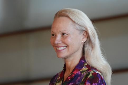 «Это потрясающе»: 58-летняя Памела Андерсон сделала «колесо» на руках и восхитила фанатов