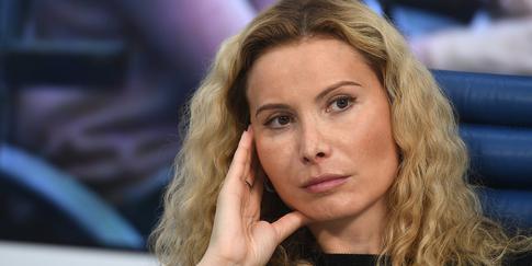 Этери Тутберидзе появилась на обложке журнала в кожаном плаще и туфлях