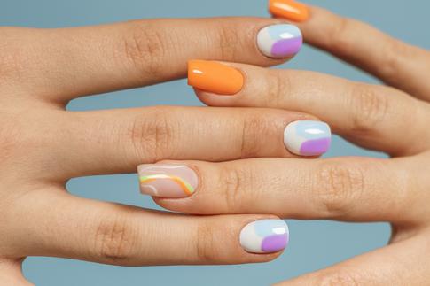 На свидание с августом: топ−5 идей теплого маникюра, чтобы проводить лето стильно