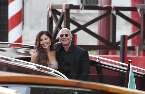 После «свадьбы века» Джеффа Безоса и Лорен Санчес заметили в Майами