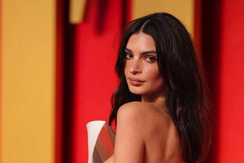 Эмили Ратаковски шокировала поклонников полностью обнаженным фото