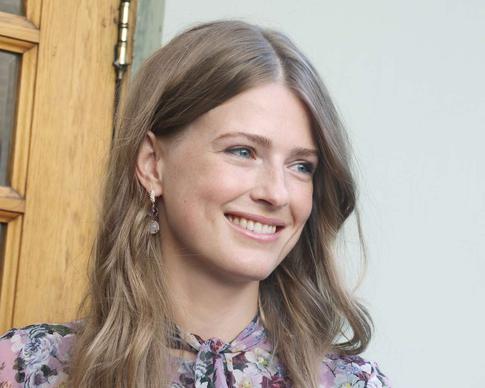 «Из мусорной корзинки»: Софья Эрнст скопировала наряд от-кутюр, «одомашнив» его