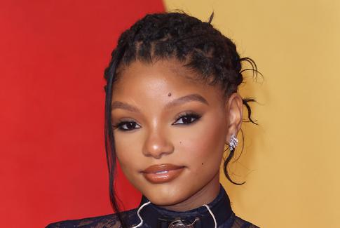 25-летняя «Русалочка» Холли Бейли поделилась пикантным селфи из сауны