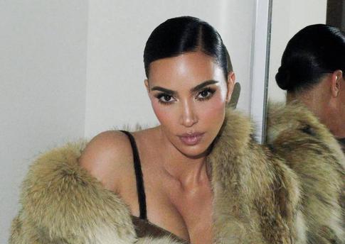 С акцентом на талию: Ким Кардашьян поделилась снимком в полупрозрачном корсете