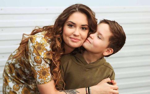 Агата Муцениеце воссоединилась с сыном после долгой разлуки