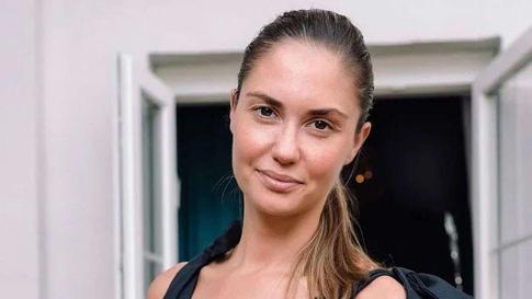 Беременная Муцениеце вышла в свет в облегающем платье