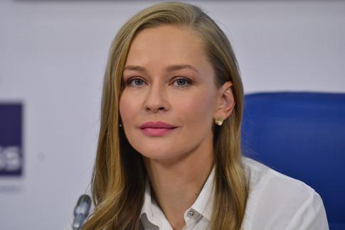 Дочь Юлии Пересильд удивила публику нарядом с глубоким декольте