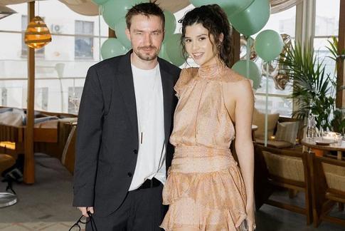 Теперь ясно, в кого такая дочь: в Сети обсуждают красавицу-тещу Саши Петрова