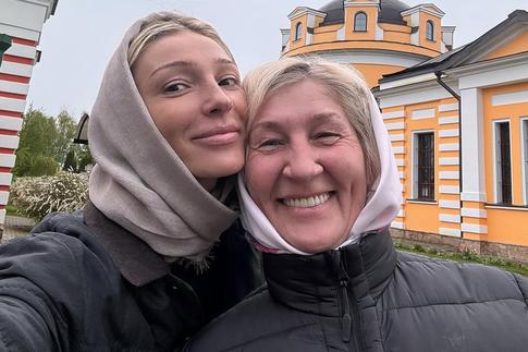 Даст фору дочери: мать Насти Ивлеевой показала спортивную фигуру в купальнике