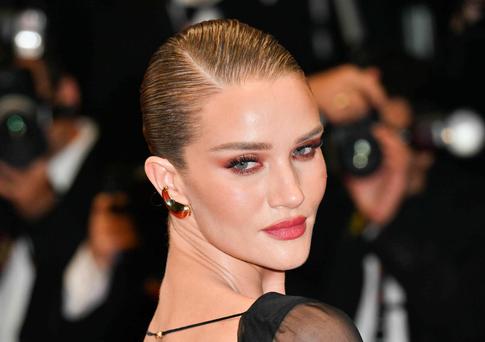 Улетевшая в Париж Роузи Хантингтон-Уайтли обнародовала фото с дочкой от Джейсона Стэйтема