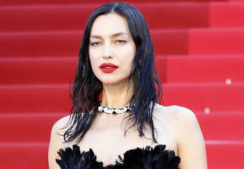 Ирину Шейк раскритиковали в Сети за то, что не защитила дочь от агрессивных папарацци