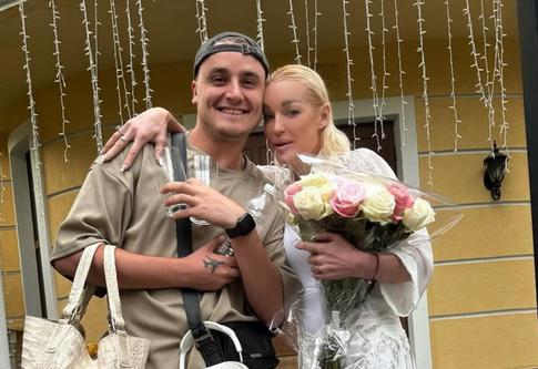 «Настоящая голая вечеринка»: Волочкова заинтриговала фанатов пикантным фото с молодым танцором