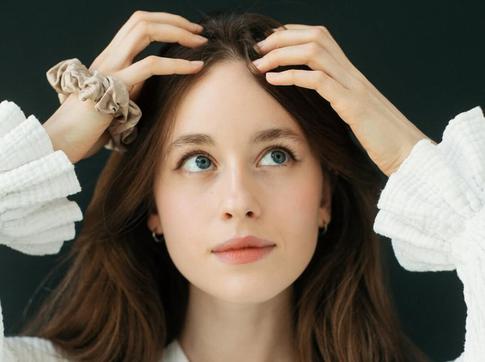 30-летняя невестка Юлии Меньшовой показала седые пряди волос